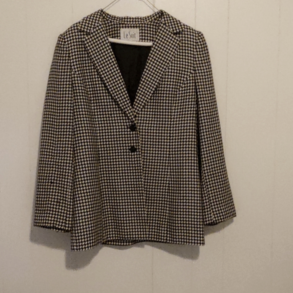 Le suit, size 12, black and white suit jacket and black slacks
